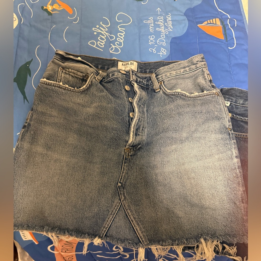 AGOLDE denim skirt in a med light wash. Size 28